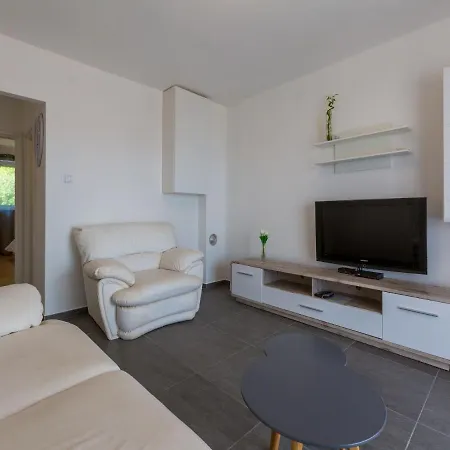 Azzaro Apartment *