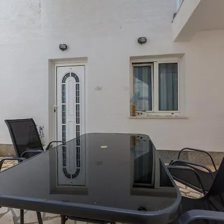 Azzaro Apartment *