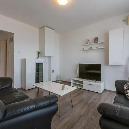 Azzaro Apartment