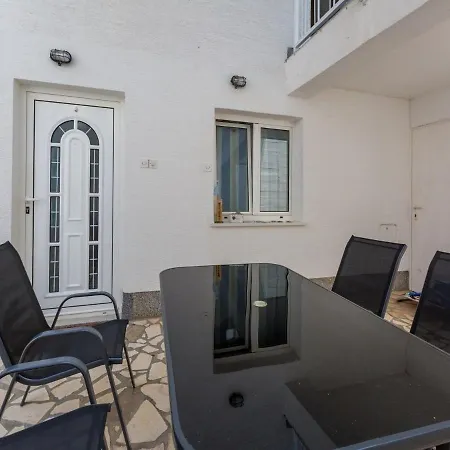Azzaro Apartment